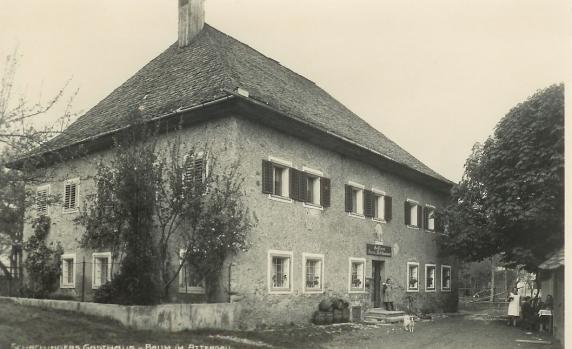 Altes Gasthaus in Baum