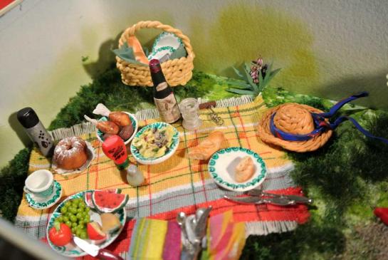 Miniaturpicknick Geschirr, Essen Flasche, Korb, Ketchup und Salzstreuer aus Fimo, sonst Stoff und Papier oder Bastelmaterial