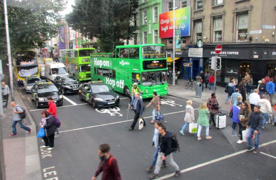 Aus dem Bus fotografiertm das Gewurle in Dublin