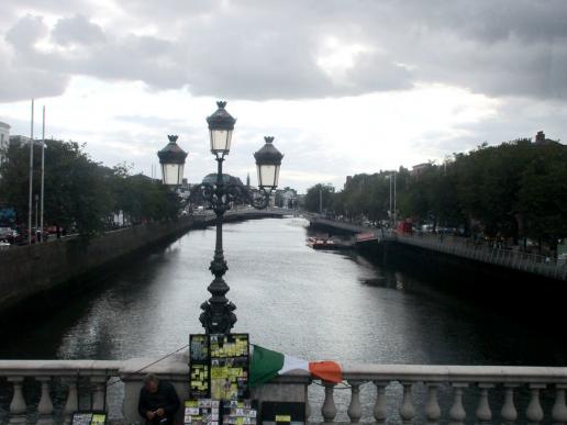 O`Connelbridge über die Liffey, auch hier sind "Verkäufer" die auf Kunden warten