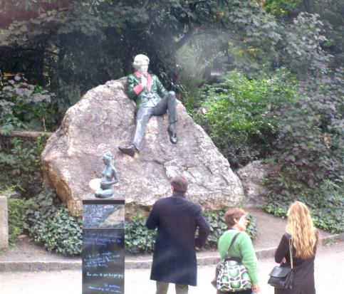 Oscar Wilde, wie er auf dem Stein in St. Stephensgreen liegt, wieder sah ich ihn nur aus dem Bus...