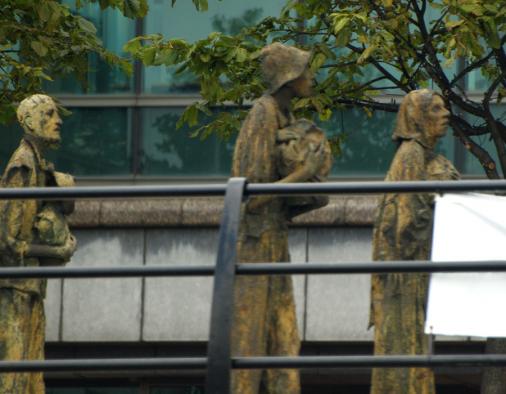 Die Skulpturen der Verhungernden (Famine Memorial), es tut weh, das mit ansehen zu müssen, doch so war es damals