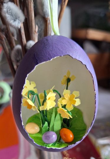 Violettes Ei mit Narzissen