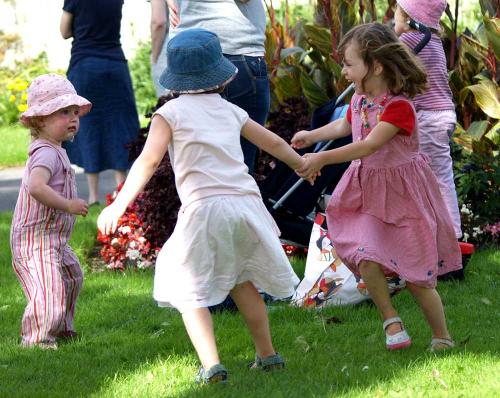 Fröhliche Menschen im Park