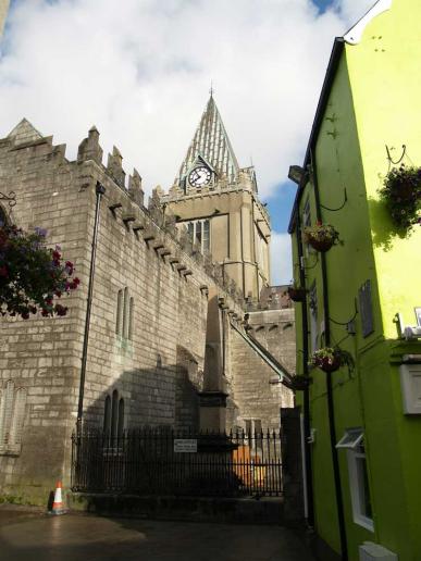Eine der Kirchen in Galway