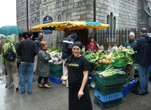 Freundliche Marktverkäuferin