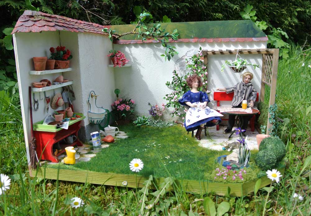 So klein sind diese Kästen, man sieht es an den Gänseblümchen im Vordergrund