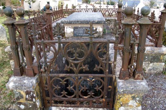 Noch ein aufgelassener Friedhof, mit kaputter Kirche..