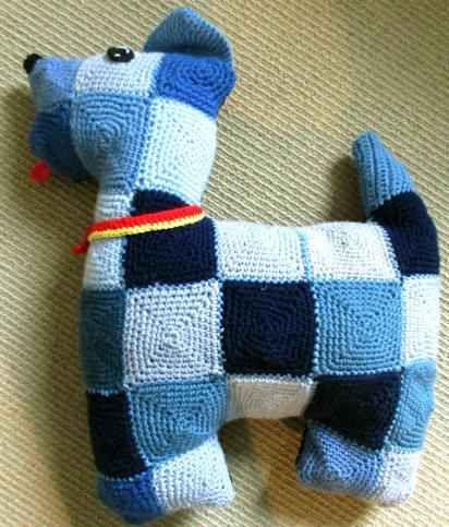 gestrickter Hund, hinten Stoff