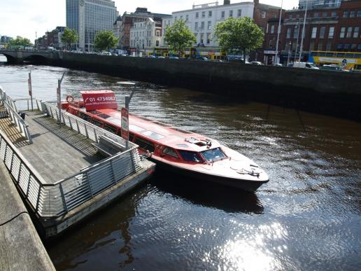 Ich fahre gleich mit dem Boot auf der Liffey