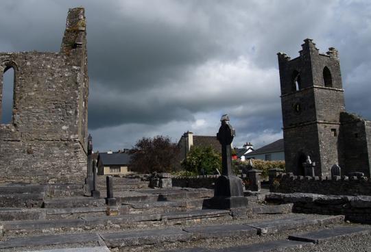 Au dem Areal der Kirchenruine in Cong