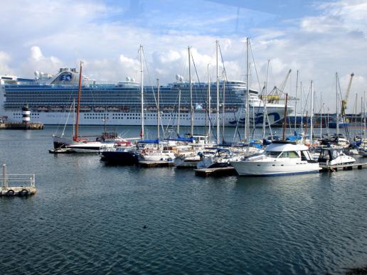 Leider auch hier trifft man die riesigen Kreuzfahrtschiffe...Hafen von Dun Laoghaire