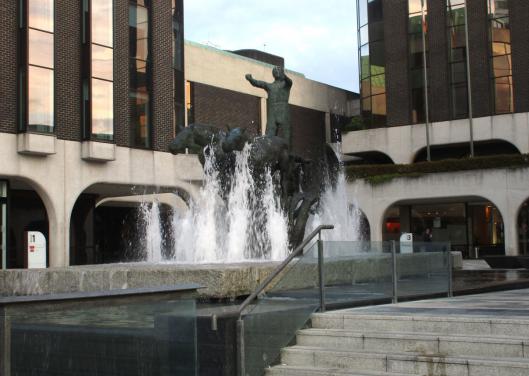 Das Gebäude und das Denkmal mit dem Mann und den Pferden - weiß nicht wofür, am Gebäude steht "Irland life"