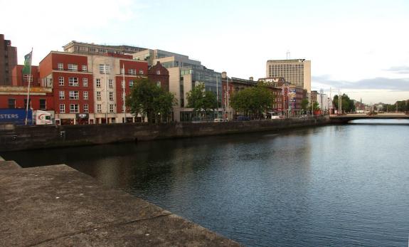 Früh am Morgen in Dublin,  zu sehen ist rechts Mitte die O`Connelbridge
