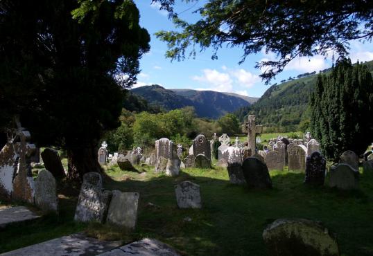 Friedhof in Glendalough, einzig die Löcher im Boden sind gefährlich, weil die Steine langsam versinken und man nichts ändert.