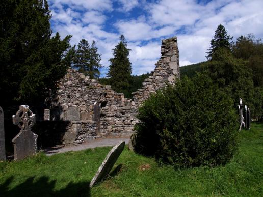 Glendalough, man kann hier total in frühere Zeiten eintauchen, wer Irische Geschichte kennt, wird immer wieder dran stoßen.