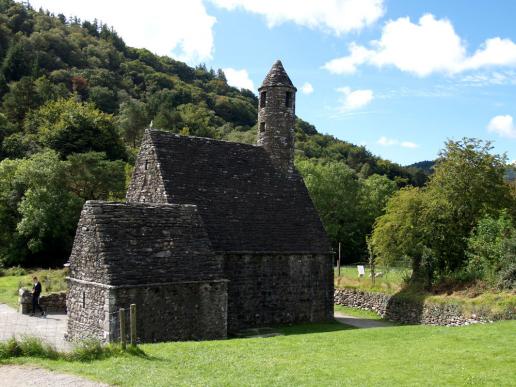 St. Kevins Kapelle, man sagt Kevins -kitchen zu der Kapelle, weil die einen hohen Turm hat, der an einen Küchenkamin erinnert