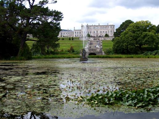 Powerscourt, das Castle mit dem Teich und den 2 Pegasusfiguren ist sehr bekannt