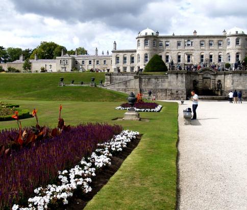 Halb und halb, auch viele Beete rund um das Schloss