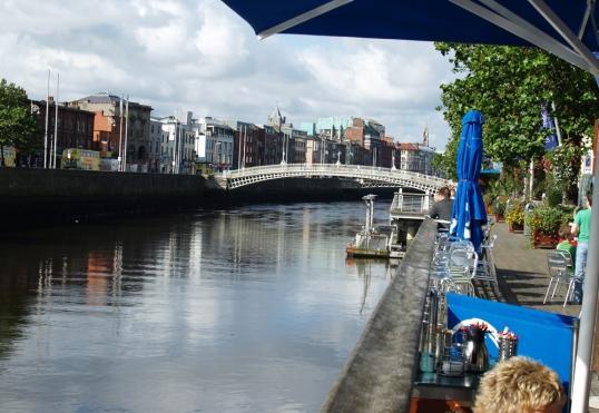 Half a Penny bridge, rechts habe ich Eiscafe genossen, vor der Bootsfahrt