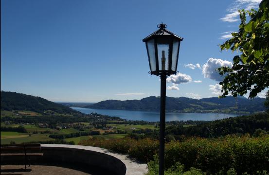 Sommerliche Stimmung am Attersee, vom Kronberg gesehen