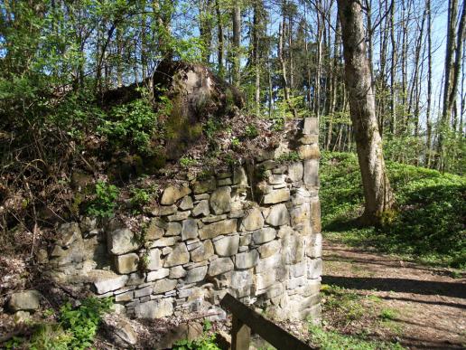 Hier ist der Abgang von der Ruine 