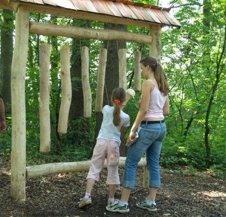 Kinder beim Klangturm im Reich der Sinne