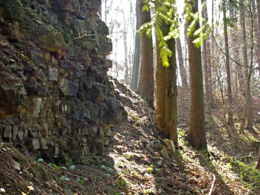 Links ein Stück der alten Ruine von der ehemals abgebrannten Burg