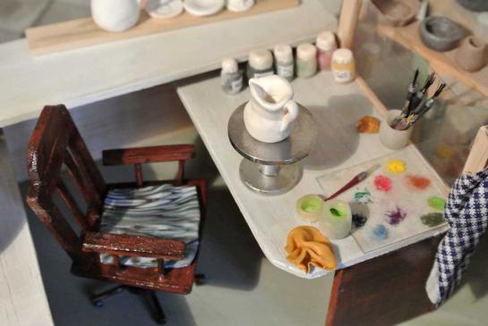 Der Malplatz mit neuen Farbtiegeln, Pinseln, Sitzkissen und Schwamm aus Fimo