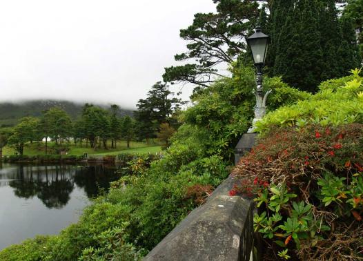 Kylemoreabbey, Connemara. Hier herrschen tropische Verhältnisse, schwül, feucht