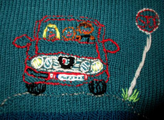 Pullover für Enkelchen, aus Wollresten gestrickt, mit zuletzt eingesticktem Bild...