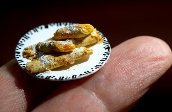 Miniatur Palatschinken (aus Fimo) auf meinem Finger, sehen aus wie frisch aus der Pfanne!