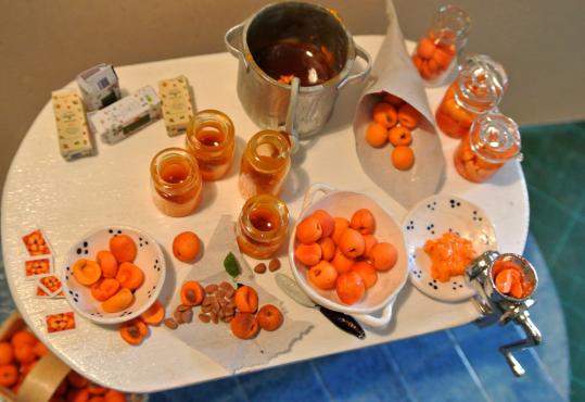 Langsam füllt sich der Tisch mit Utensilien zu Kompott und Marmelade...