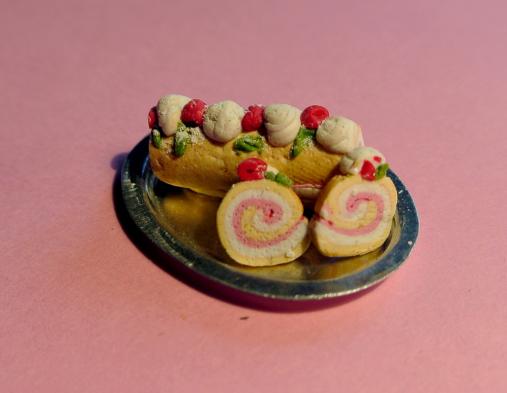 Himbeercreme mit Jogurt Biskuitroulade - Fimo Biskuitroulade, Fimo -Miniaturkuchen