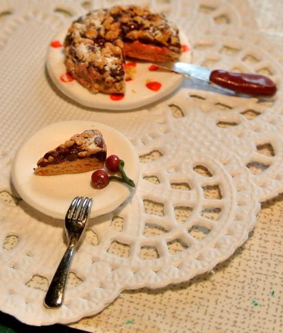Kirschstreuselkuchen aus Fimo, Miniaturkuchen Fimo, Fimominikirschkuchen