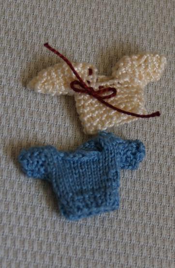 Das sind winzigste Pulloverchen, 3 cm hoch! Aus Stopfgarn mit Stopfnadeln gestrickt