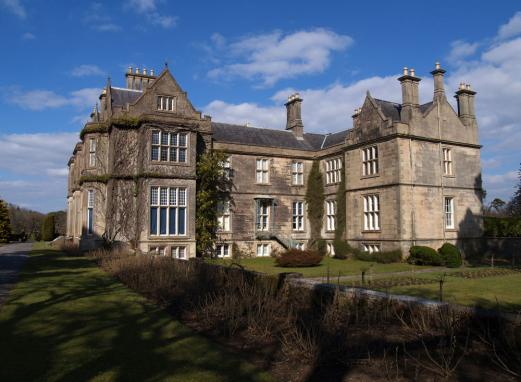 Muckross castle. Queen Victoria war hier zu Besuch, allerdings dauerten die Vorbereitungen ganze 6 Jahre und dann blieb sie nur 2 Tage!