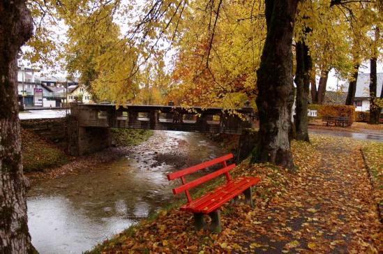 rote Bank und Brücke