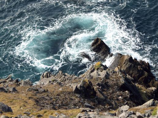 Steil abfallende Küste, tobendes Meer, Slea head