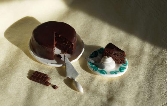 Fimo - Sachertorte mit Schokolade daneben, alles aus Fimo