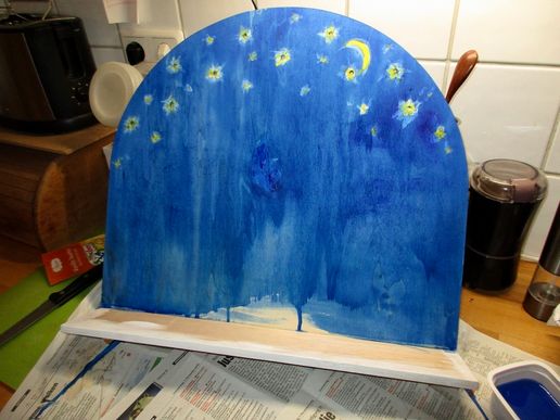 Nun Blau bemalt, gelb, dort wo Lichter hinkommen